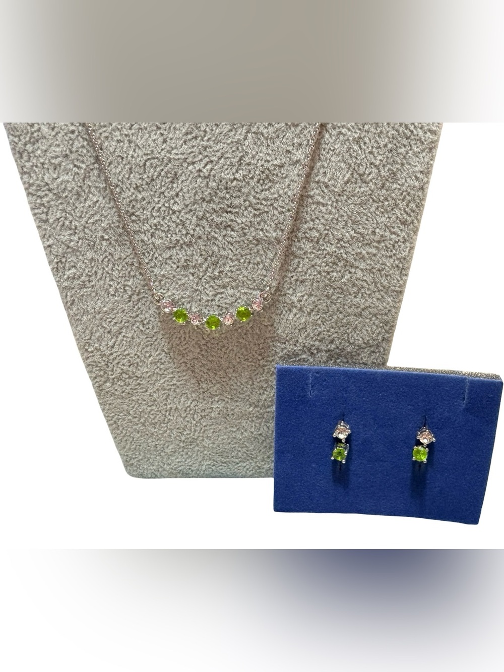 Avon 2005 August Birthstone Colors Necklace Earring Set NWT Peridot Green